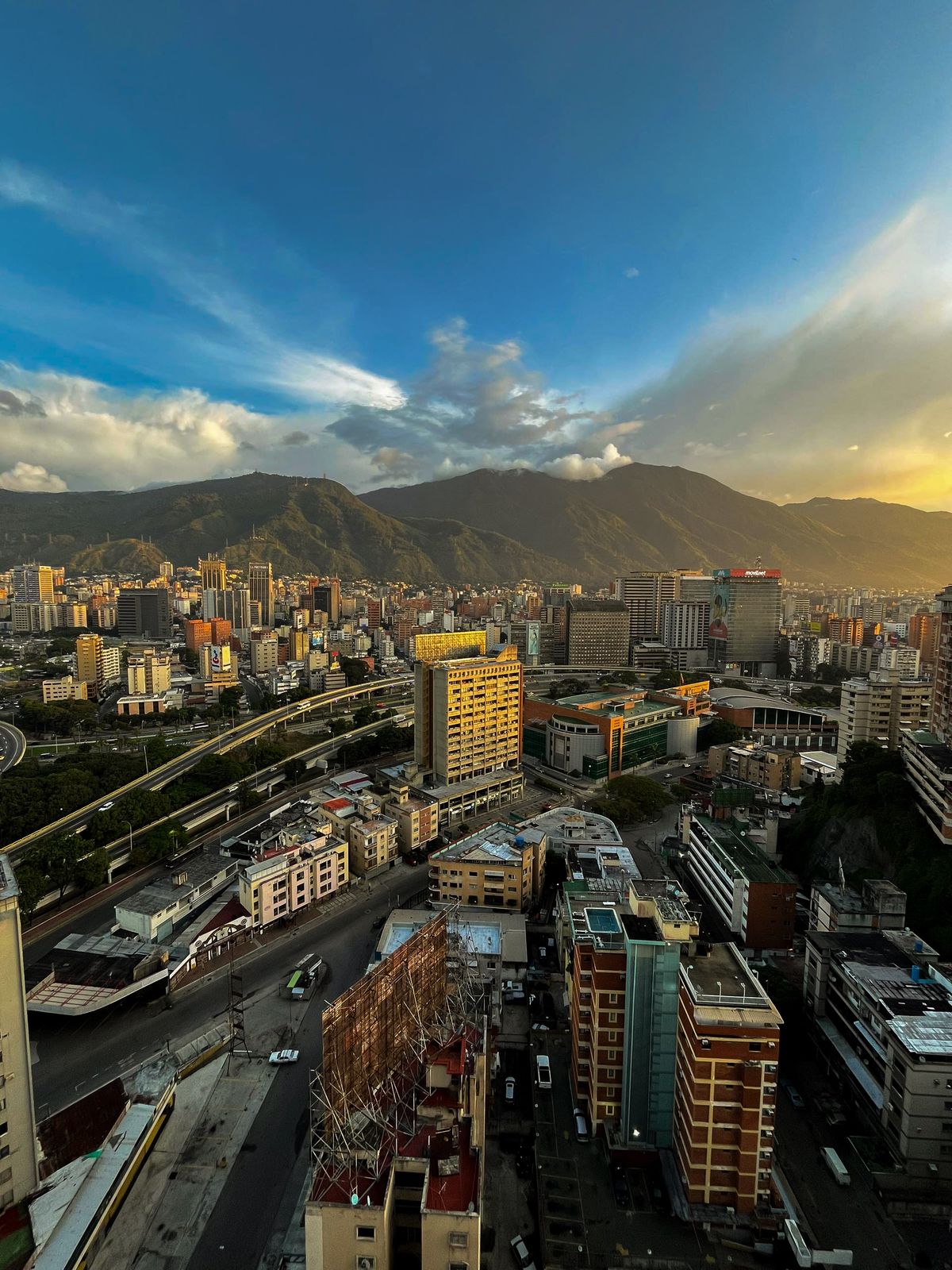 Caracas con El Ávila de fondo