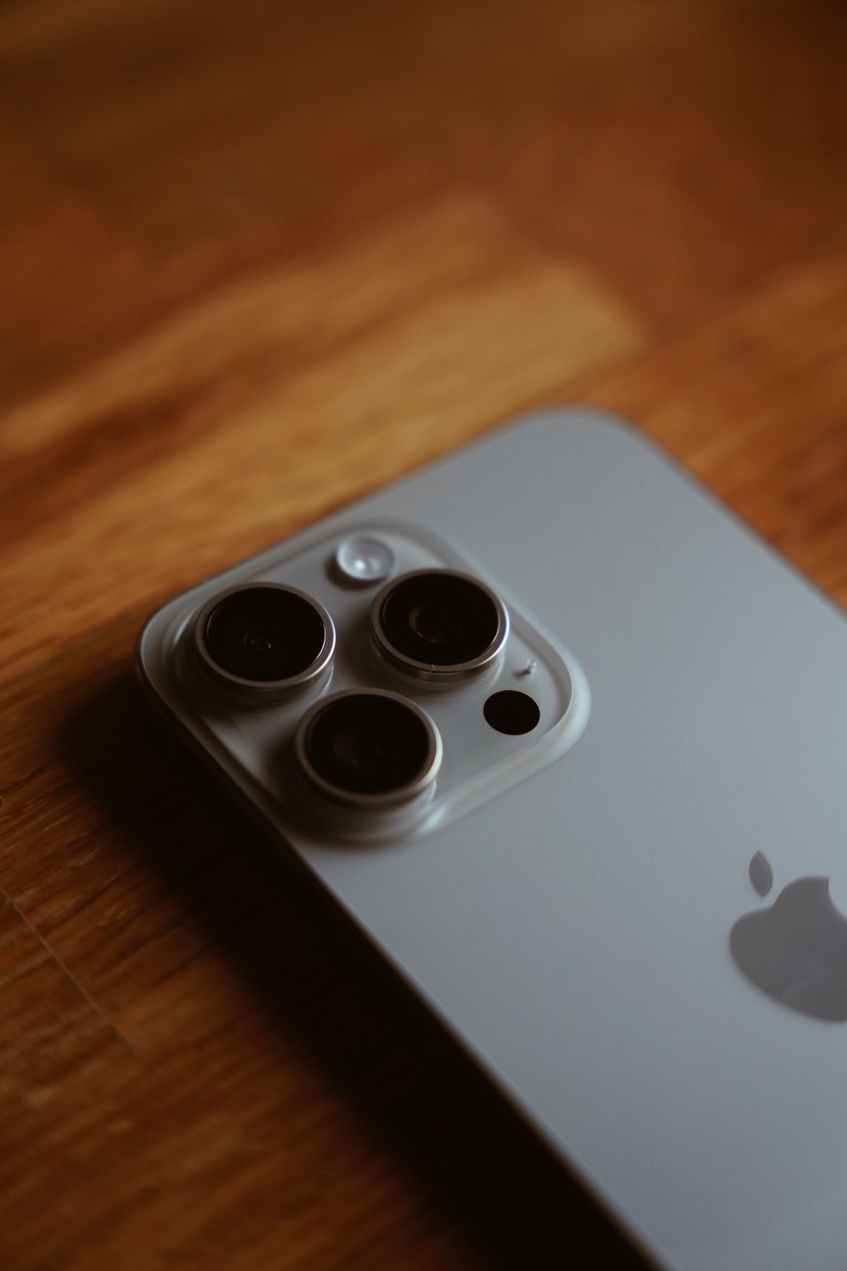 Cámaras de un iPhone Pro de titanio, de cerca